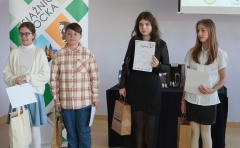 Laureaci konkursu pozują do wspólnego zdjęcia.