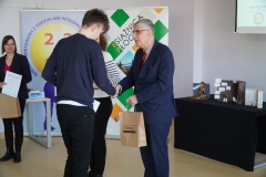 Dyrektor szkoły wraz z członkiem jury, pani Aleksandra Gawlik  wręczają nagrody laureatom konkursu.