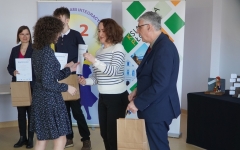 Dyrektor szkoły wraz z członkiem jury, pani Aleksandra Gawlik  wręczają nagrody laureatom konkursu.