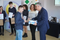 Dyrektor szkoły wraz z członkiem jury, pani Aleksandra Gawlik  wręczają nagrody laureatom konkursu.
