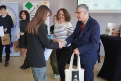 Dyrektor szkoły wraz z członkiem jury, pani Aleksandra Gawlik  wręczają nagrody laureatom konkursu.