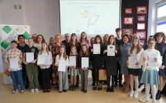 Zbiorowe zdjęcie laureatów z zaproszonymi gośćmi. 