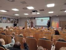 Dyrektor Książnicy Płockiej- p. Joanna Banasiak oraz Przewodniczący Płockiej Rady Seniorów- p. Andrzej Markowski podczas wystąpienia inaugurującego podsumowanie projektu „SENIORZY CZYTAJĄ MŁODZIEŻY”. 