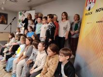 Reprezentacja naszej Szkoły w towarzystwie p. Marzeny Kapuścińskiej- Dyrektora Wydziału Kultury i Wspierania Inicjatyw Społecznych UM Płocka, p. Joanny Banasiak- Dyrektora Książnicy Płockiej oraz p. Andrzeja Markowskiego- Przewodniczącego Płockiej Rady Seniorów po wręczeniu podziękowań za udział w akcji „SENIORZY CZYTAJĄ MŁODZIEŻY”.