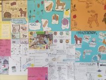 Rebusy, krzyżówki i plakaty obrazujące związki frazeologiczne związane z „Biblią” i mitologią grecką.