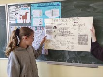  Uczennica prezentuje frazeologizmy kulturowe w formie krzyżówki.