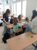 Kilka uczestniczek Koła Samorządu Uczniowskiego podczas wykonywania słoneczników na Dzień Edukacji Narodowej.