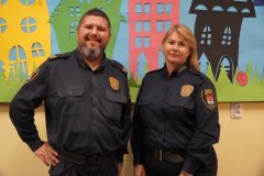 Na kolorowym tle świetlicy szkolnej znajdują się Funkcjonariusze Straży Miejskiej.