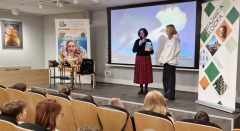 Na scenie w mediatece Nela i wicedyrektor Książnicy Płockiej witają uczestników spotkania.