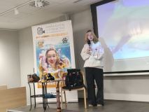 Na scenie w mediatece Nela podczas spotkania autorskiego.