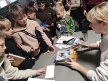 Nela podpisuje książki.