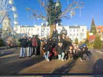 Uczniowie klasy 5f z wychowawczynią na tle płockiego ratusza.