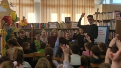 Pisarz Jakub Skworz podczas spotkania z uczniami.