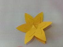 papierowy żonkil – symbol powstania w getcie warszawskim