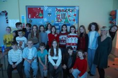 Grupa uczniów wraz z nauczycielem pozująca do świątecznego zdjęcia.