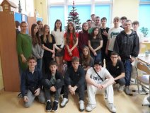 Grupa uczniów wraz z nauczycielem pozująca do świątecznego zdjęcia.