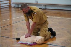 Strażak wykonujący resuscytację na fantomie.