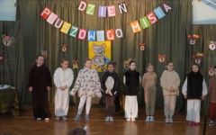 Grupa teatralna, licząca dziewięcioro dzieci, które stoją na tle dekoracji w półkolu, zadaje zagadkę uczestnikom spotkania. Jej rozwiązaniem jest hasło „Miś”.