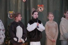 Dzieci z grupy teatralnej, przebrane w stroje misiów, przedstawiają historię Święta Pluszowego Misia.