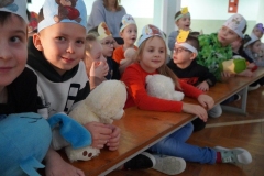 Pani Anna Kowalska prosi wszystkie dzieci o pokazanie przyniesionych przez nie misiów i prowadzi z nimi rozmowę na temat różnic i podobieństw ich maskotek. Na zdjęciach widać dzieci z ich misiami.
