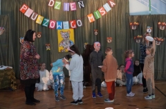 Na scenie pojawiają się wybrane dzieci z poszczególnych klas pierwszych. Są to uczestnicy konkursu „Misiowe łakomczuchy”, który polega na zlizywaniu, bez pomocy rąk, miodku z talerzyków. Asystenci podają wyżej wspomniane  rekwizyty.