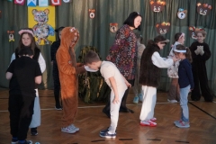 Na scenie pojawiają się wybrane dzieci z poszczególnych klas pierwszych. Są to uczestnicy konkursu „Misiowe łakomczuchy”, który polega na zlizywaniu, bez pomocy rąk, miodku z talerzyków. Asystenci podają wyżej wspomniane  rekwizyty.