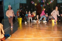 Wybrani pierwszoklasiści biorą udział  w konkursie „Misiowa szkoła sprawności”- biegają po sali gimnastycznej, przenosząc kuleczki z jednego kosza do drugiego.