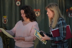 Dyrektor Szkoły- p. Agnieszka Gawlińska i Pani Anna Kowalska wręczają dyplomy przedstawicielom klas pierwszych biorących udział w spotkaniu.