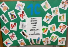 Plakat wykonany przez klasę pierwszą przedstawiający sposoby walki z uzależnieniami.