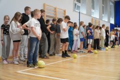 Reprezentacja naszej Szkoły w trakcie konkurencji Turlanie kapusty głową.
