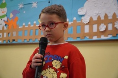 Chłopiec śpiewa kolędę. 