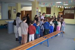 Grupa Dzieci ustawionych w pary przemieszcza się wraz z Nauczycielami w stronę klasy. Grupę prowadzą także Uczniowie klasy III.