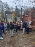 Uczniowie przy grobie Antolka Gradowskiego