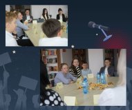 Dwa ujęcia połączone w jedną grafikę. Na górnym zdjęciu uczniowie siedzą przy stole, słuchając wypowiedzi jednej z osób. Na dolnym zdjęciu inna grupa uczniów siedzi wokół stołu, patrząc w stronę rozmówcy. Na stole widoczne są talerze z ciastkami oraz butelki wody. 