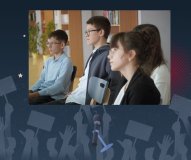Zdjęcie przedstawia czworo uczniów siedzących na krzesłach w sali szkolnej. Widać ich z profilu, skupionych, patrzących w jednym kierunku — prawdopodobnie słuchają osoby prowadzącej debatę. W tle znajdują się regały z książkami oraz rośliny ustawione w donicach. Całość umieszczona jest na granatowym tle z graficznymi elementami przedstawiającymi uniesione dłonie z transparentami i mikrofon.