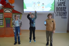 Radość ucznia z zajęcia 1 miejsca w konkursie.