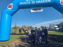 Na tle niebieskiego balonu – bramy z napisem „Sierpc – miasto ze smakiem” stoi dziewięć dziewczynek z dyplomem za drugie miejsce w etapie powiatowym.