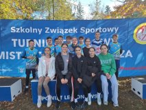 Na tle niebieskiego banneru z napisem Szkolny Związek Sportowy, Turniej Finałowy Mistrzostw Mazowsza cała reprezentacja szkoły.