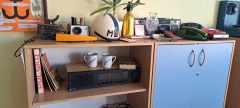 Wystaw różnych akcesoriów z czasów PRL np.  radio, żelazko, kask milicyjny. 