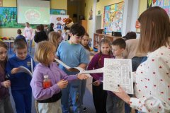 Klasy III podczas rozdania edukacyjno-informacyjnych bloków do kolorowania i czytania.