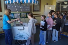 Uczniowie SP nr 22 w oczekiwaniu na poczęstunek wodą Płocczanką.