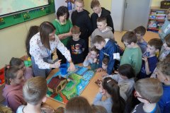 Pokazy i instruktaże przedstawiciela Wodociągów Płockich zdobyły zainteresowanie i zaciekawienie nie tylko samych uczniów SP nr 22, ale i nauczycieli.