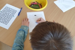 Kolorowanie zakodowanej rakiety na wydrukowanych kartkach.