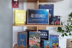 Wystawa książek o kosmosie.