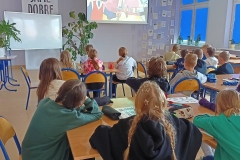 Oglądanie przez uczniów animacji o Mikołaju Koperniku.