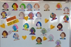 Tablica, na której uczniowie powiesili swoje prace - Kopernik w stylu pop-art.