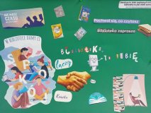Plakat kolaż - na ciemnozielonym tle przyklejone różne symbole kojarzące się z książka i biblioteką: okładki książek, postacie  czytające książki, hasła: „Biblioteka łączy”, „W bibliotece damy ci spokój”.