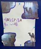 Plakat kolaż – na jasnym tle obrazki wielbłądów, napis „Biblioteka. To lubię”.
