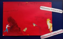 Plakat kolaż - na czerwonym tle hasła: „Biblioteka. Lubie tu być”, „Wspinaj się do celu”, „Leć, jak ptak”, obrazki – sowa, lis, ptak, człowiek unoszący głaz.