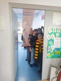 przed wejście do biblioteki ustawiona w kolejce grupa Uczniów, jeden w stroju Harrego Pottera, w drzwiach zawieszony materiał przypominający ceglaną ścianę z napisem „Platrorm 9 i ¾”